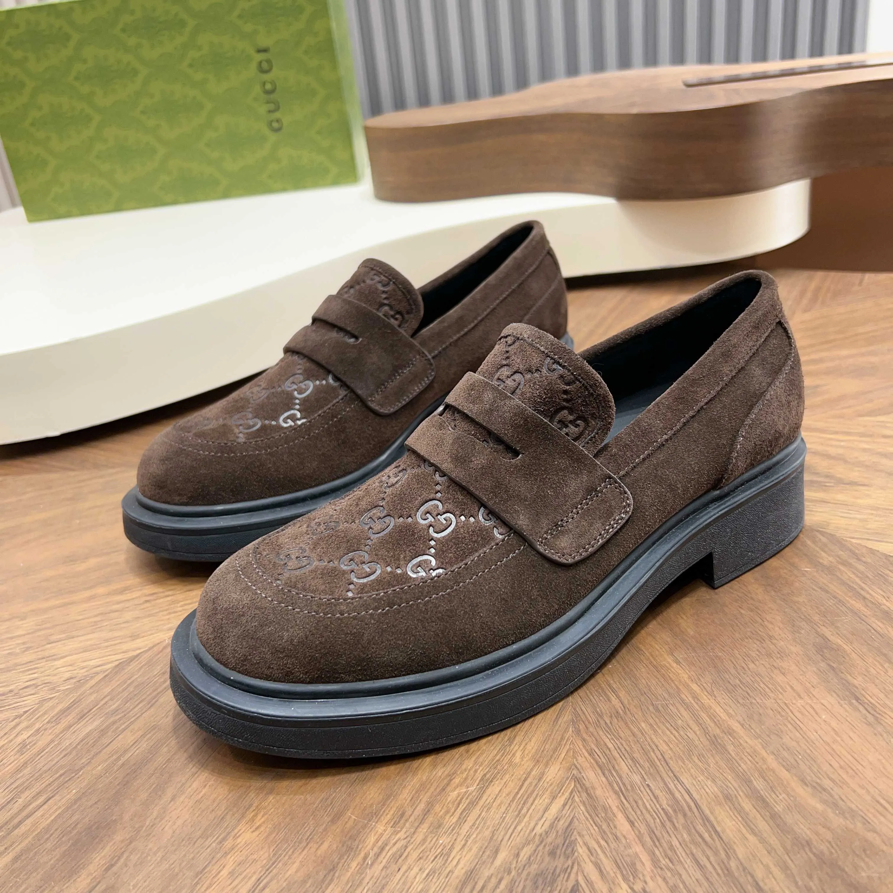 💰780 Gucci/Gucci new men’s lace-up shoes with GG details, matte cow leather derby shoes! The design of this men's lace-up shoe is rooted in the brand's heritage. Crafted from premium waxed cow leather, it is embellished with GG printed embossed suede leather details, a nod to Gucci's iconic monogram. The rubber sole decorated with GG pattern adds a touch of modern fashion to this design. Typical three-joint style design. European and American classic version, full calfskin lining. The overall upper texture is soft and the lining is comfortable and breathable. 2CM thickened soft rubber sole, easy to control. Versatile and stylish upper foot, multiple colors available to meet different matching needs, complete package! Size: 39-40-41-42-43-44 leather shoe size (38.45.46 can be customized)